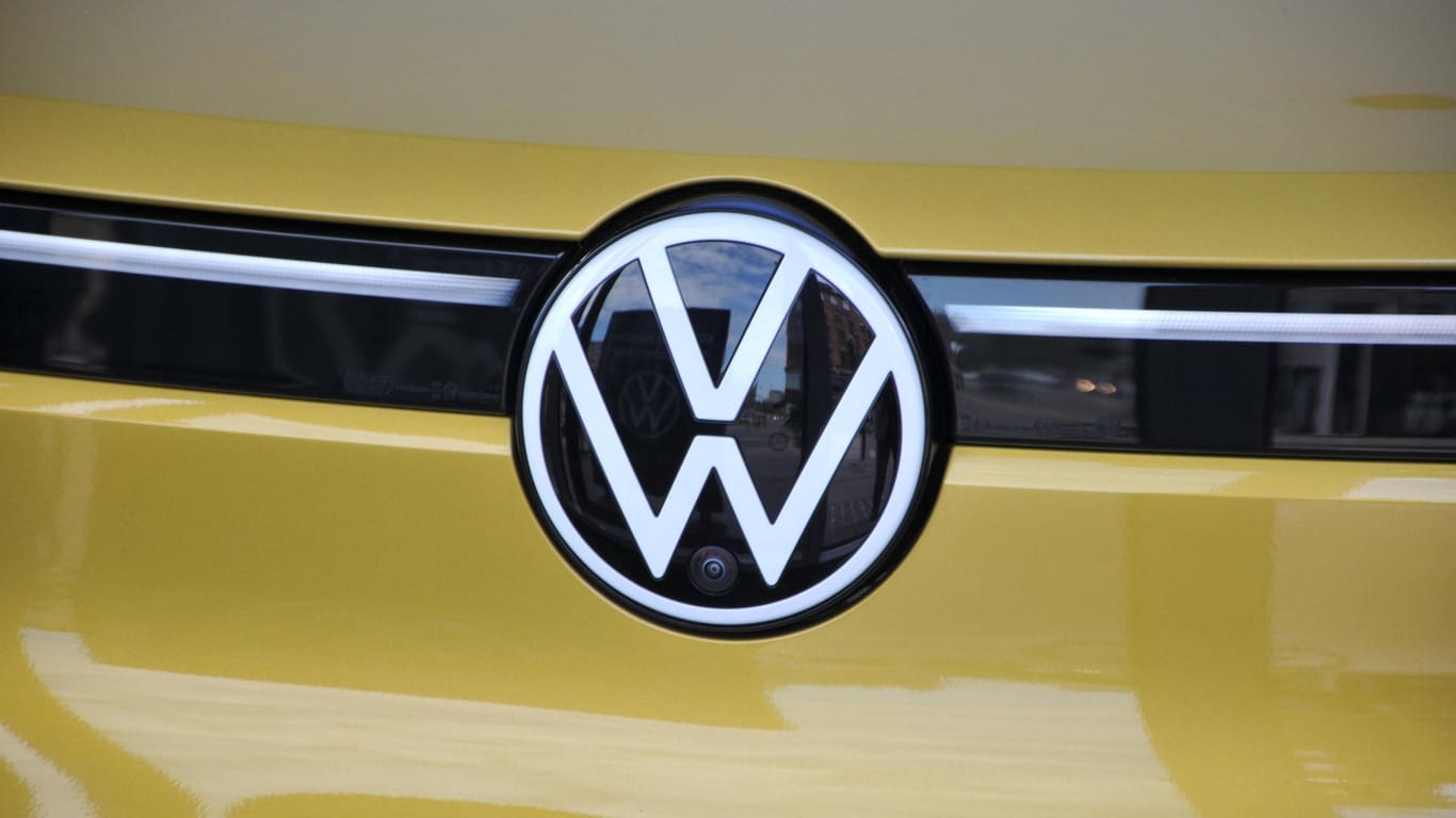 VW-Logo auf einem ID.4: Mit einem Millioneninvestment sichert sich Volkswagen weiterhin einen hohen Anteil an der schwedischen Batteriefirma Northvolt.