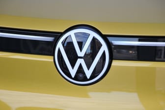 VW-Logo auf einem ID.4: Mit einem Millioneninvestment sichert sich Volkswagen weiterhin einen hohen Anteil an der schwedischen Batteriefirma Northvolt.