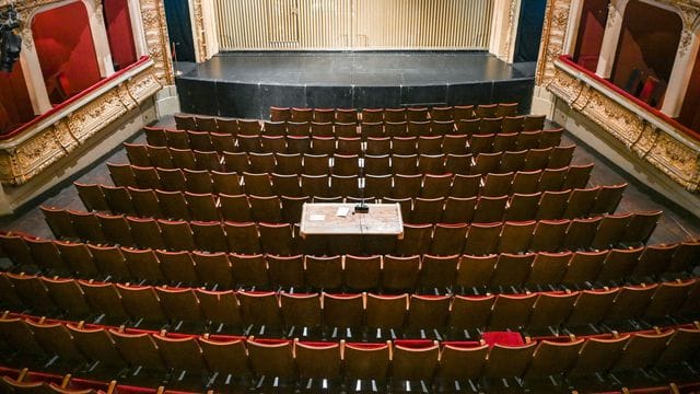 Blick in den leeren Zuschauersaal eines Theaters (Symbolbild): Die Veranstalter fordern, dass der Senat die Regelungen nachbessert.