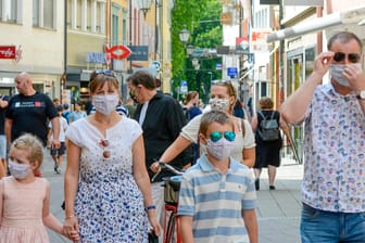 Masken in den Fußgängerzonen: In vielen Städten sind sie bereits nicht mehr nötig.