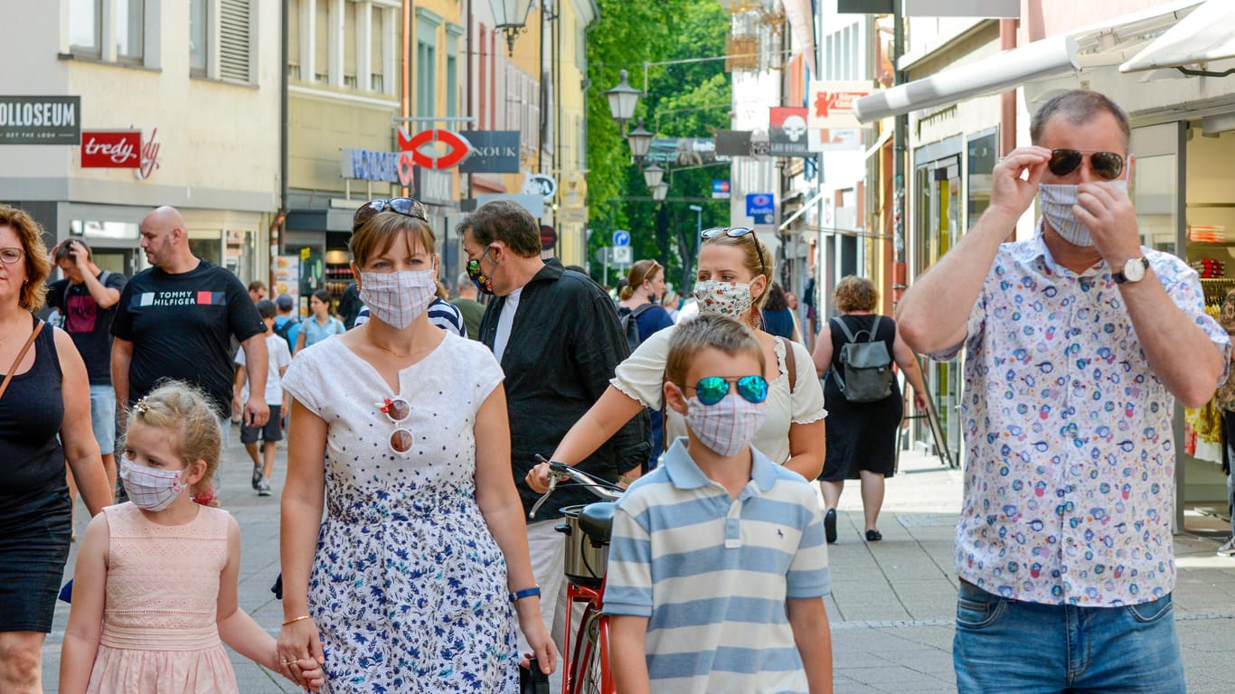 Masken in den Fußgängerzonen: In vielen Städten sind sie bereits nicht mehr nötig.