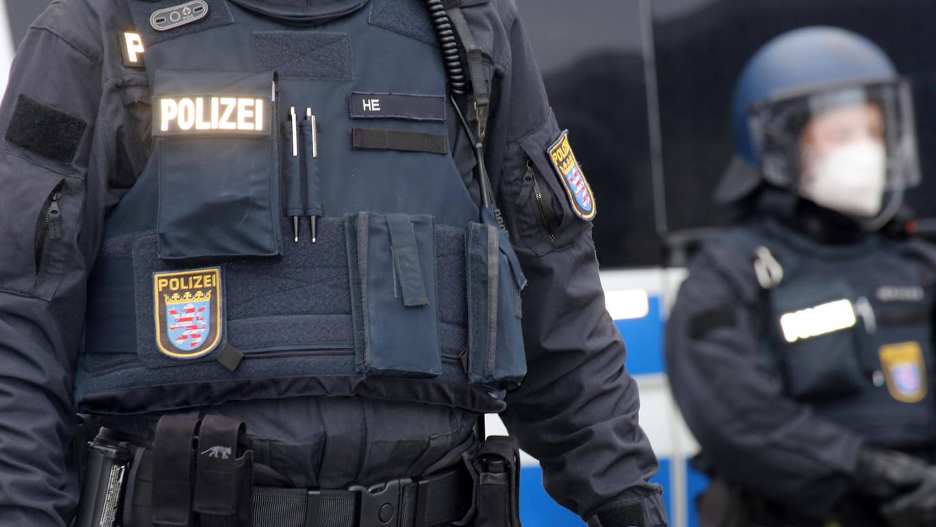 Polizisten in Hessen (Symbolfoto): Die Ermittlungen am Mittwoch richten sich gegen 20 männliche Personen, darunter 19 aktive Polizeibeamte und ein ehemaliger Polizist.
