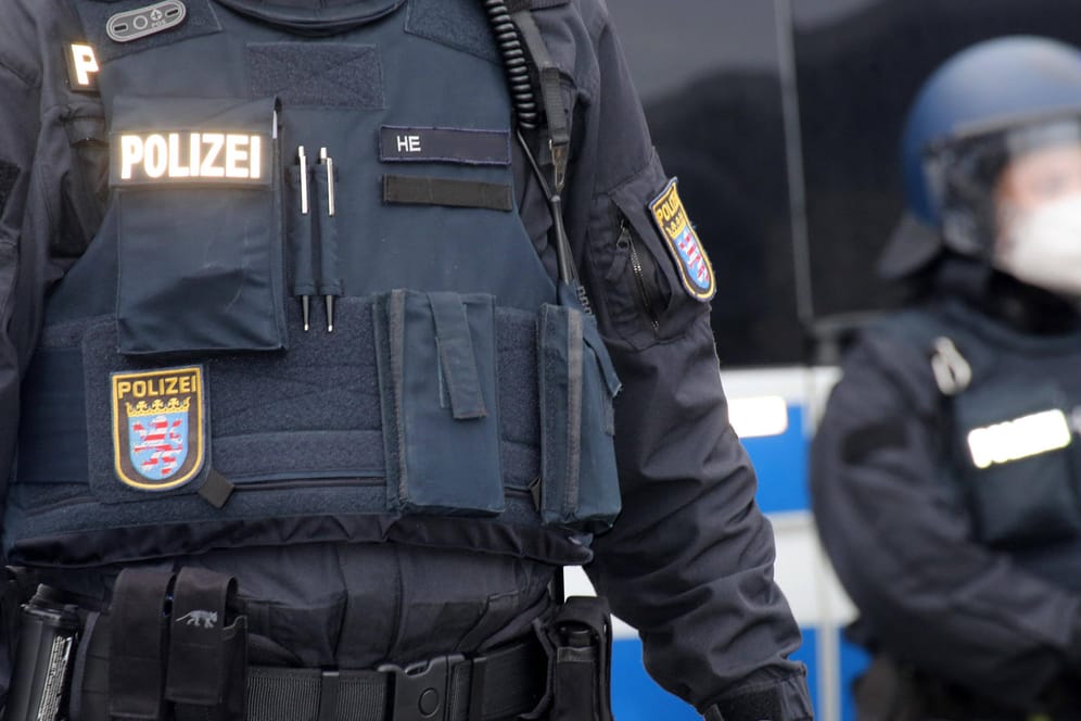 Polizisten in Hessen (Symbolfoto): Die Ermittlungen am Mittwoch richten sich gegen 20 männliche Personen, darunter 19 aktive Polizeibeamte und ein ehemaliger Polizist.