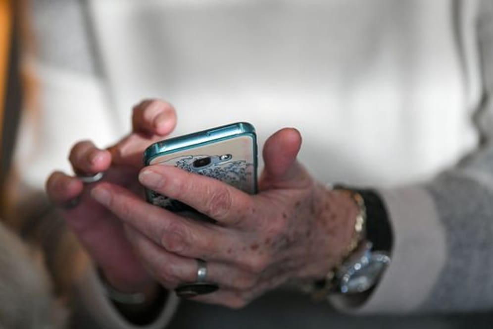 Ältere Menschen in Deutschland nutzen für die Erledigung ihrer Finanzgeschäfte immer häufiger ein Smartphone, Tablet-Computer oder PC.