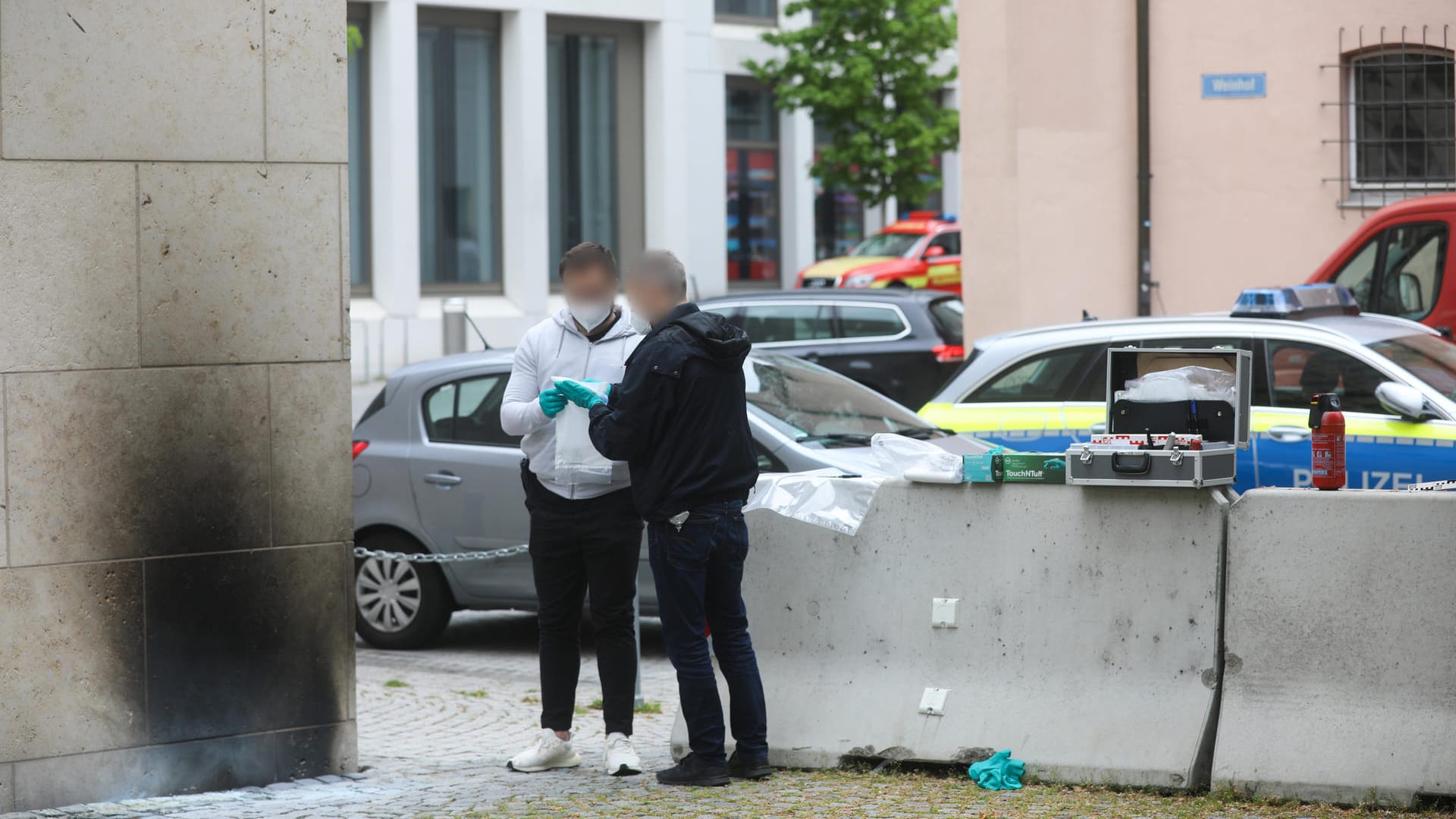 Ermittler der Polizei sammeln am 5. Juni Beweise an der Synagoge: Die Fassade der Synagoge war am frühen Samstag mutmaßlich von einem Brandsatz beschädigt worden. An einer Seite des Gebäudes der jüdischen Gemeinde war ein dunkler Rußfleck zu sehen.