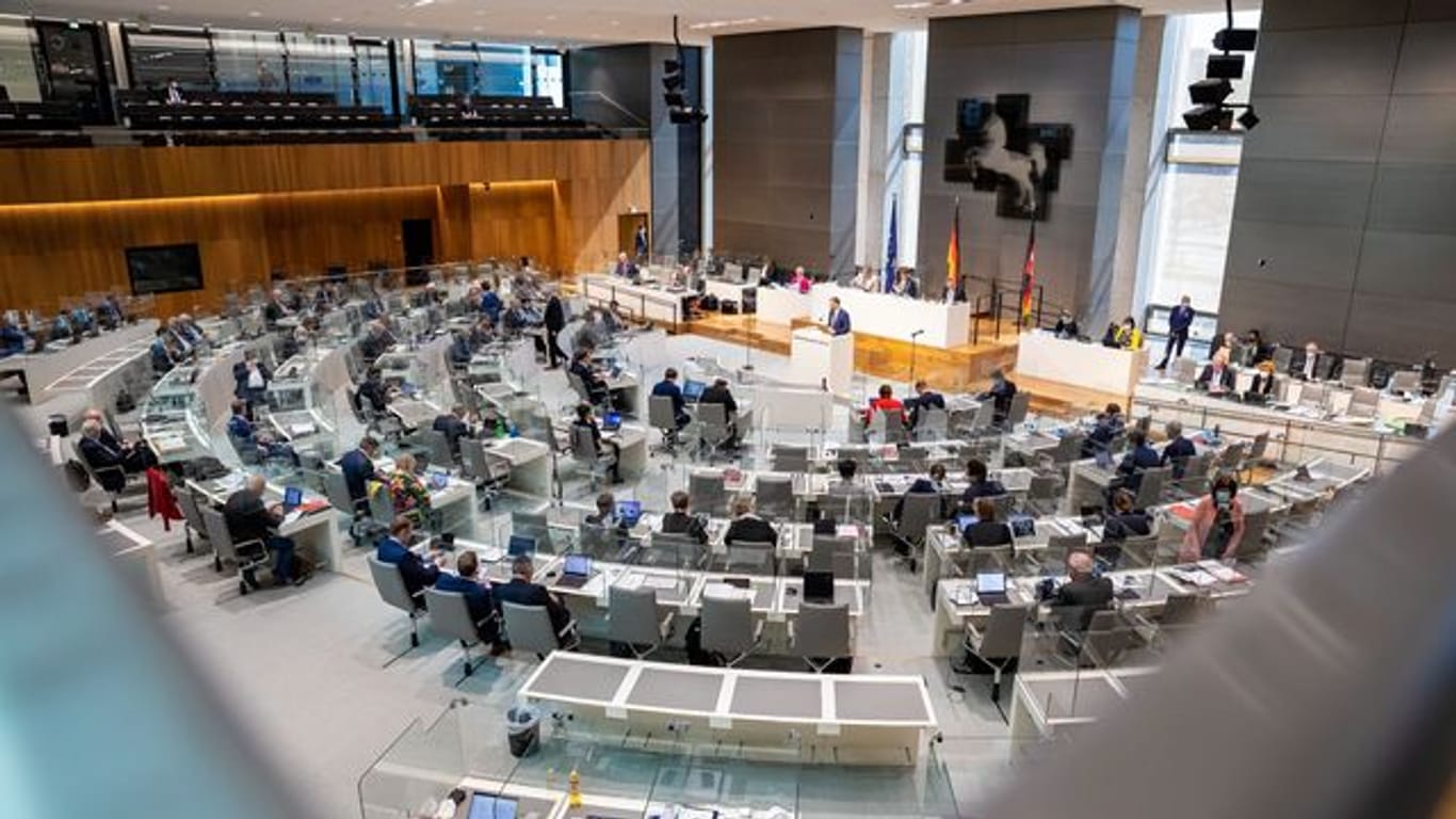 Niedersachsens Umweltminister Olaf Lies (SPD) spricht im Landtag