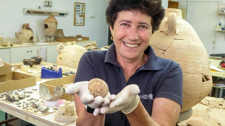 Alla Nagorsky von der Israel Antiquities Authority: Ihr Team von Archäologen hat in einer antiken Jauchegrube ein Hühnerei entdeckt.