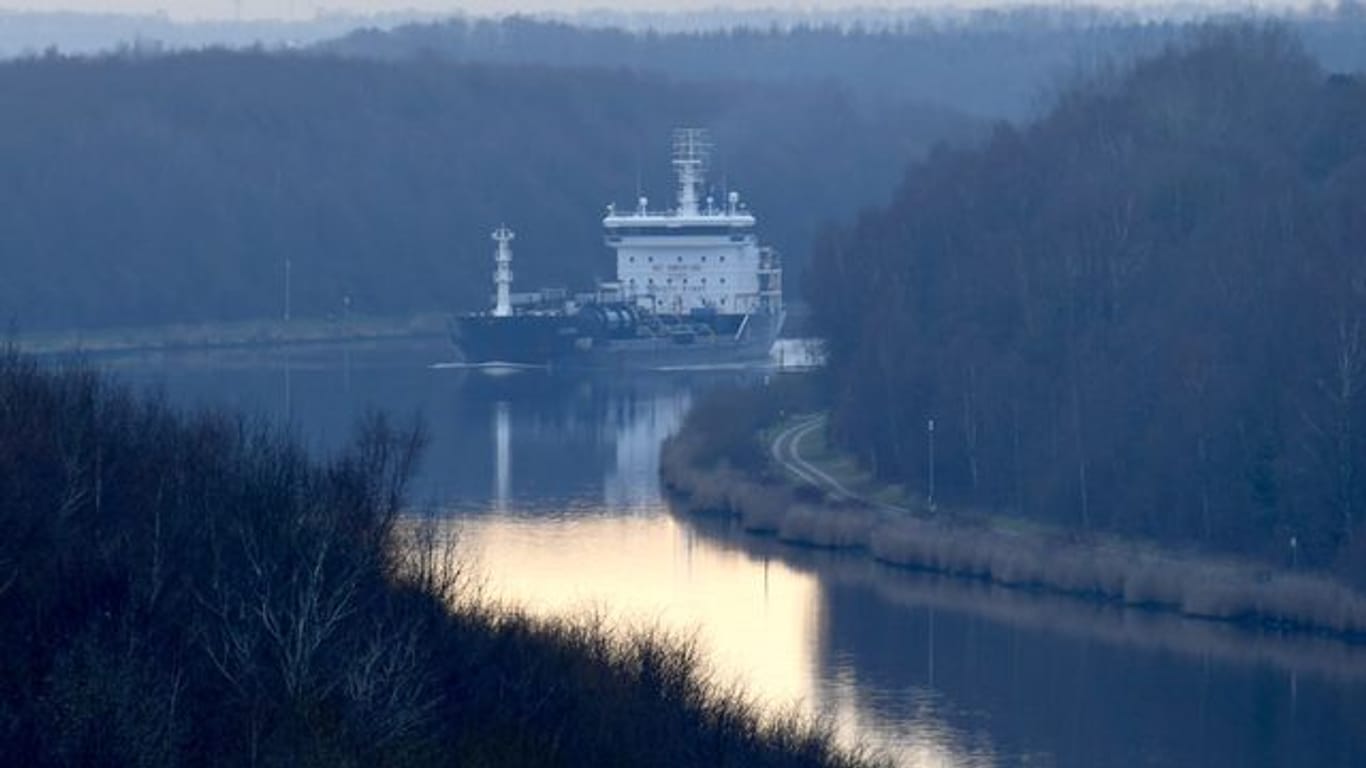 Der Tanker "Selenka" fährt auf dem Nord-Ostsee-Kanal