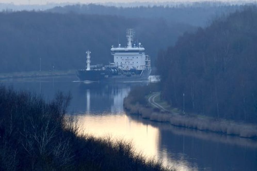 Der Tanker "Selenka" fährt auf dem Nord-Ostsee-Kanal