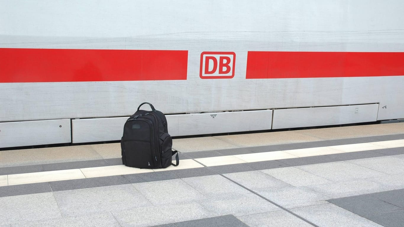 Ein Rucksack steht vor einem Zug auf einem Bahnsteig (Symbobild): In dem gefundenen Rucksack, waren 1.000 Euro Bargeld.