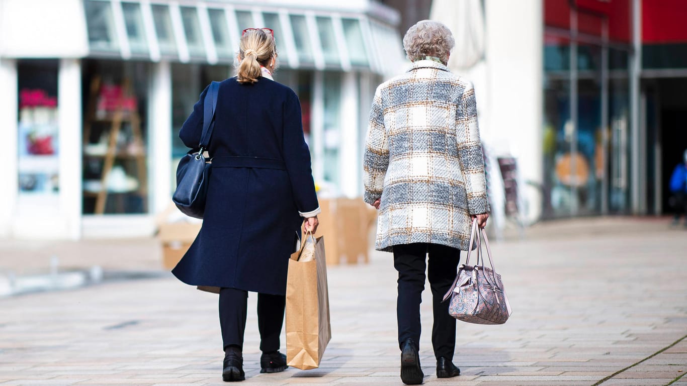 Zwei Frauen in der Innenstadt von Lübbecke (Symbolbild): Die Rentenausgaben werden massiv steigen.