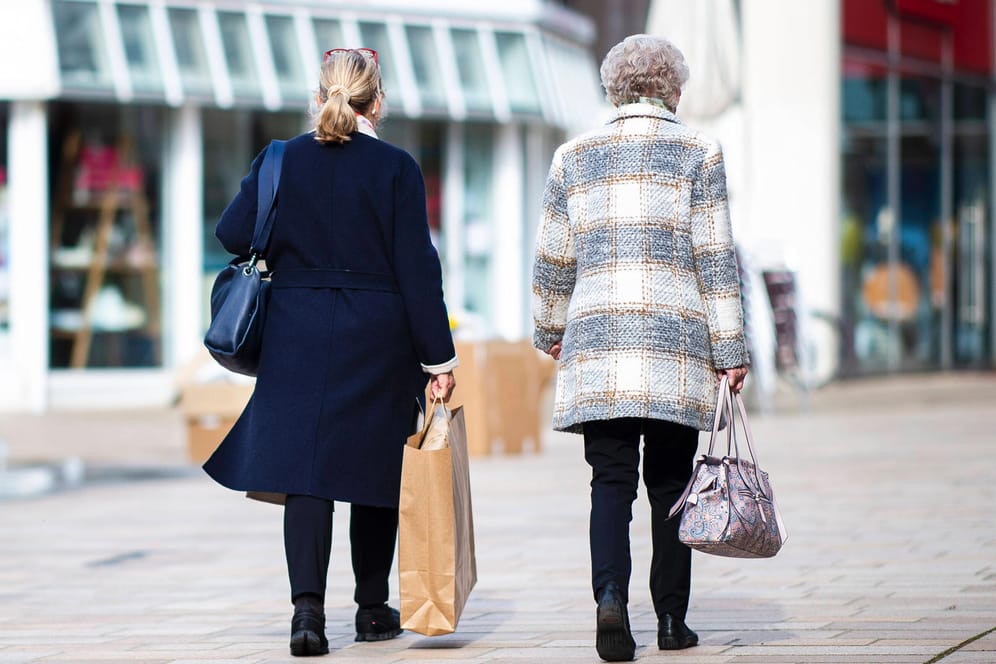 Zwei Frauen in der Innenstadt von Lübbecke (Symbolbild): Die Rentenausgaben werden massiv steigen.