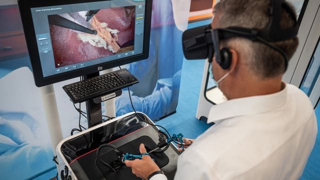 Peter Fischer, Vorführtechniker, demonstriert einen Simulator Peter Fischer, Vorführtechniker, demonstriert einen Simulator