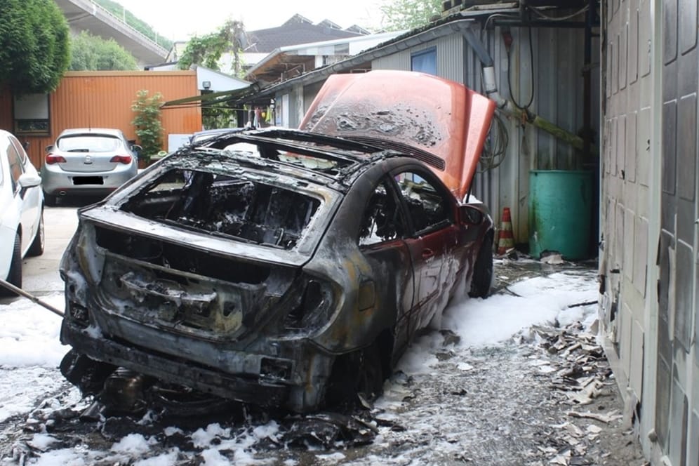 Der ausgebrannte Wagen: Kaum war der Mercedes aufgebockt, stieg Rauch auf.
