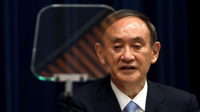 Will die Zahl der ausländischen Olympia-Teilnehmer weiter reduzieren: Japans Premierminister Yoshihide Suga. Will die Zahl der ausländischen Olympia-Teilnehmer weiter reduzieren: Japans Premierminister Yoshihide Suga.
