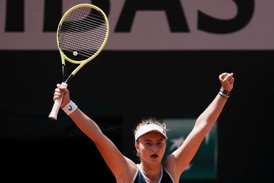 Die Tschechin Barbora Krejcikova jubelt, sie steht in Paris im Halbfinale.