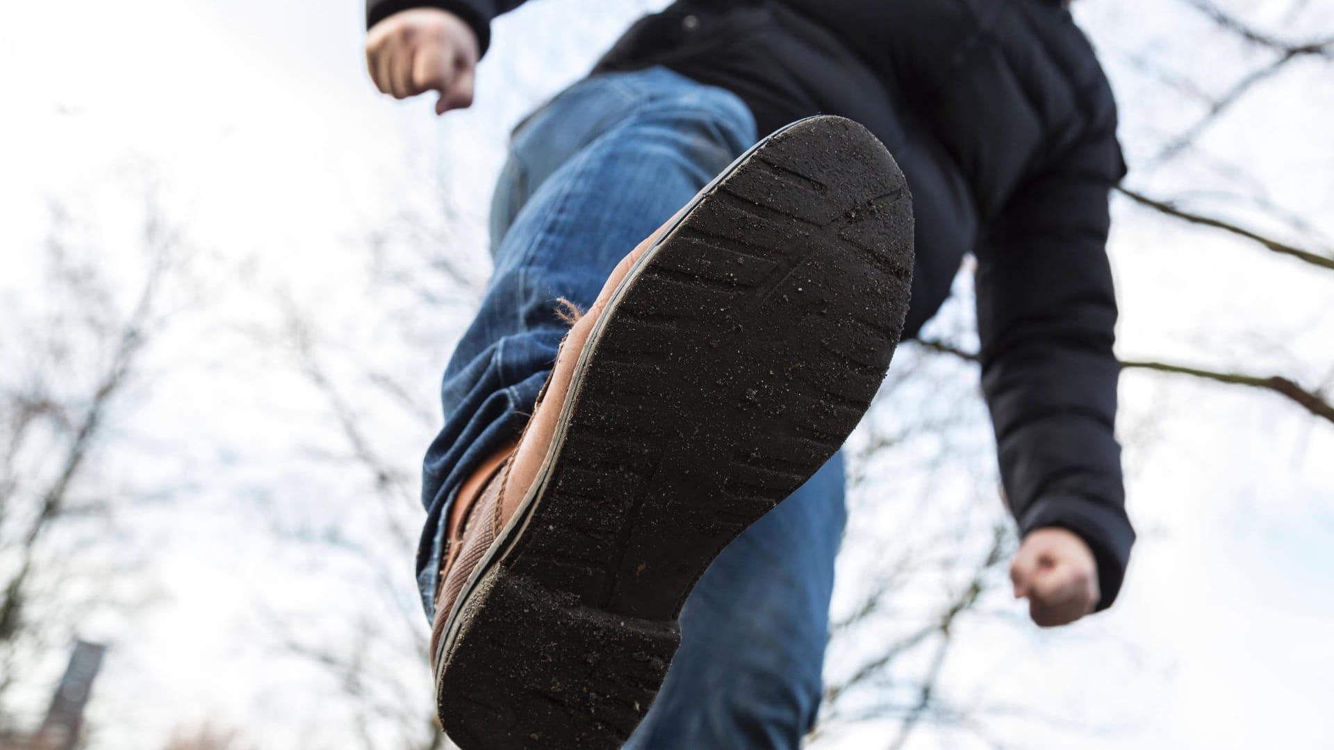 Ein Mann tritt mit seinem Fuß (Symbolbild): In Essen wurde eine 83-Jährige angegriffen. Ein Mann tritt mit seinem Fuß (Symbolbild): In Essen wurde eine 83-Jährige angegriffen.