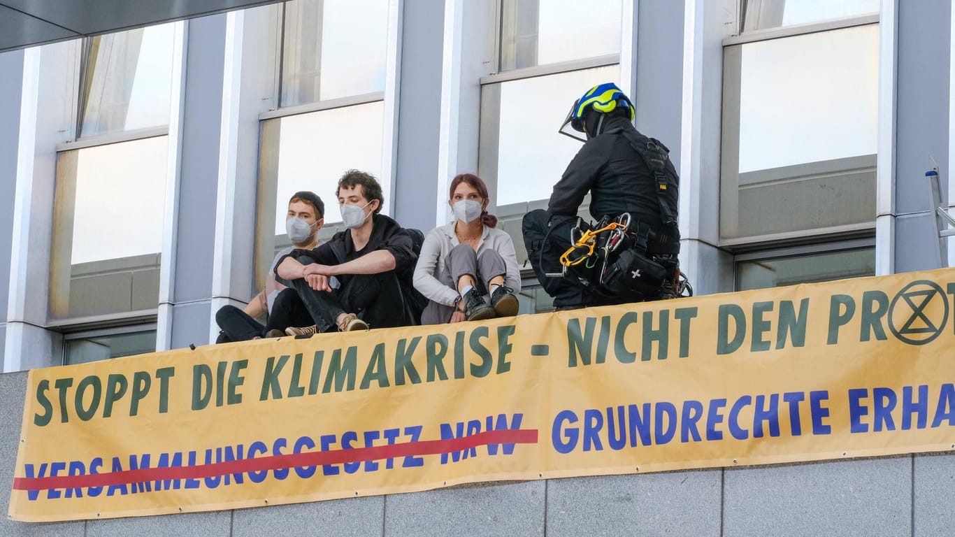 Umweltaktivisten von "Extinction Rebellion" besetzen das Eingangsportal des NRW-Innenministeriums in Düsseldorf: Bodo Löttgen kritisiert die Aktionen stark – und fordert Gesetzesschärfungen.