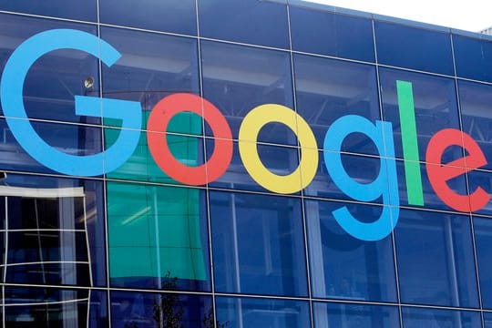 Das Logo von Google an der Fassade des Hauptsitzes des Mutterkonzerns Alphabet.