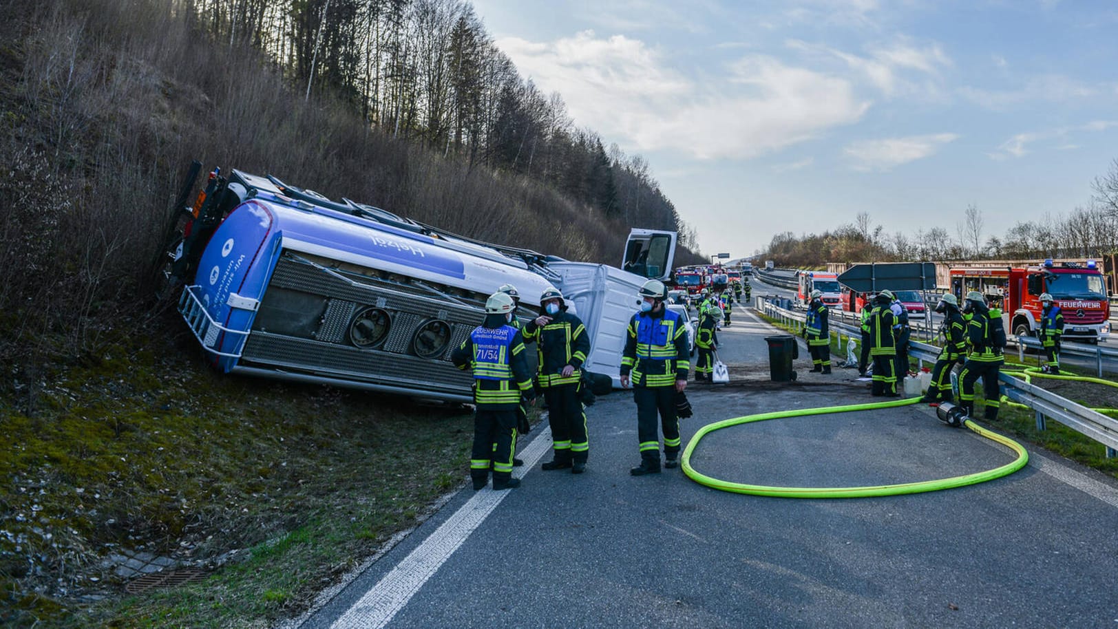 Ein auf dem Dach liegender Heizöl-Lkw (Symbolbild): Der Lastwagen fuhr einem Transporter auf und verunglückte. Ein auf dem Dach liegender Heizöl-Lkw (Symbolbild): Der Lastwagen fuhr einem Transporter auf und verunglückte.