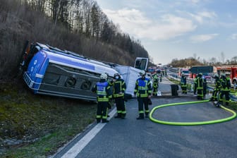 Ein auf dem Dach liegender Heizöl-Lkw (Symbolbild): Der Lastwagen fuhr einem Transporter auf und verunglückte.