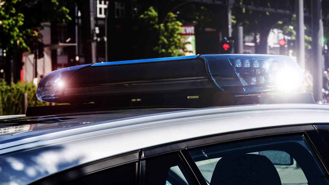 Ein Polizeiauto mit Blaulicht (Symbolbild): Die Polizei sucht nach Zeugen, die Hinweise zum Tatgeschehen oder den mutmaßlichen Tätern geben können.