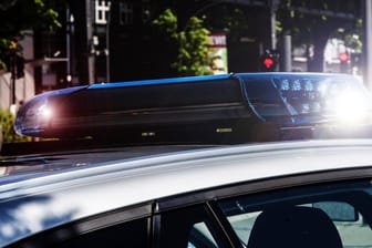 Ein Polizeiauto mit Blaulicht (Symbolbild): Die Polizei sucht nach Zeugen, die Hinweise zum Tatgeschehen oder den mutmaßlichen Tätern geben können.