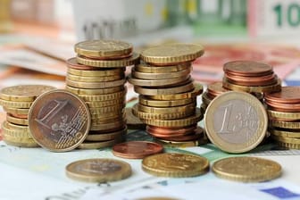 Euro-Münzen auf Euro-Banknoten (Symbolbild): 2.000 Mitglieder der Gewerkschaft Verdi haben im Februar für verbesserte Tarifvertragsbedingungen gestreikt.