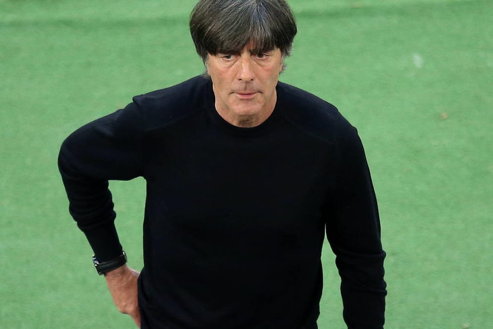 Joachim Löw: Der DFB-Trainer tüftelt noch an der Aufstellung für das deutsche Auftaktspiel gegen Frankreich.