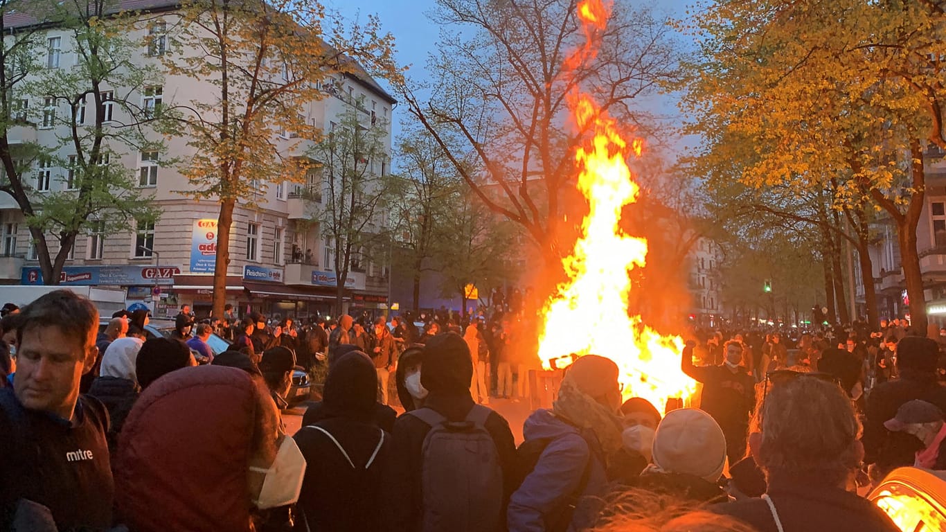 Eine Mülltonne brennt auf der 1. Mai-Demo in Berlin (Archivbild): In anderen extremistischen Richtung ist der Frauenanteil geringer.