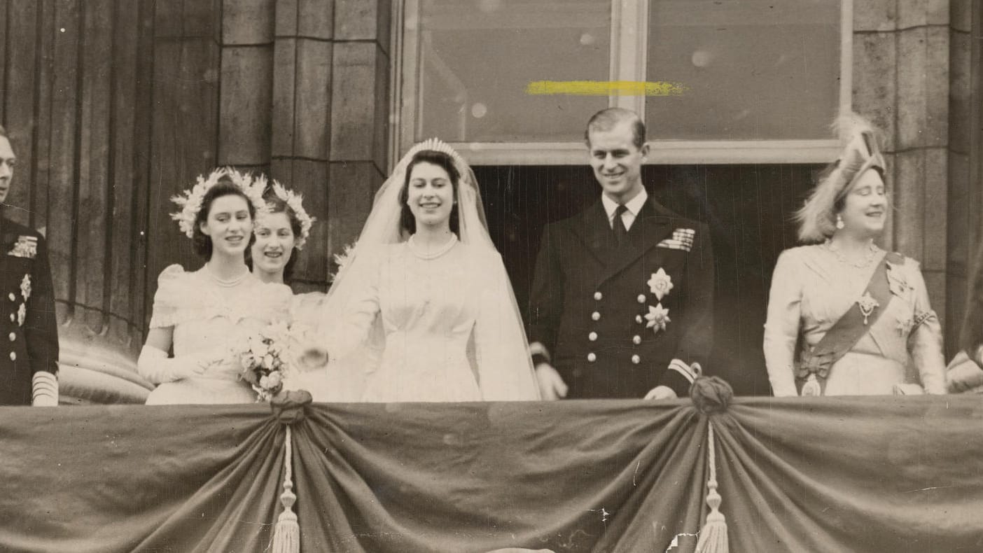 Prinzessin Elizabeth und Prinz Philip mit der Royal Family nach ihrer Hochzeit auf dem Balkon des Buckingham-Palastes: Dieses Bild enstand am 20. November 1947.