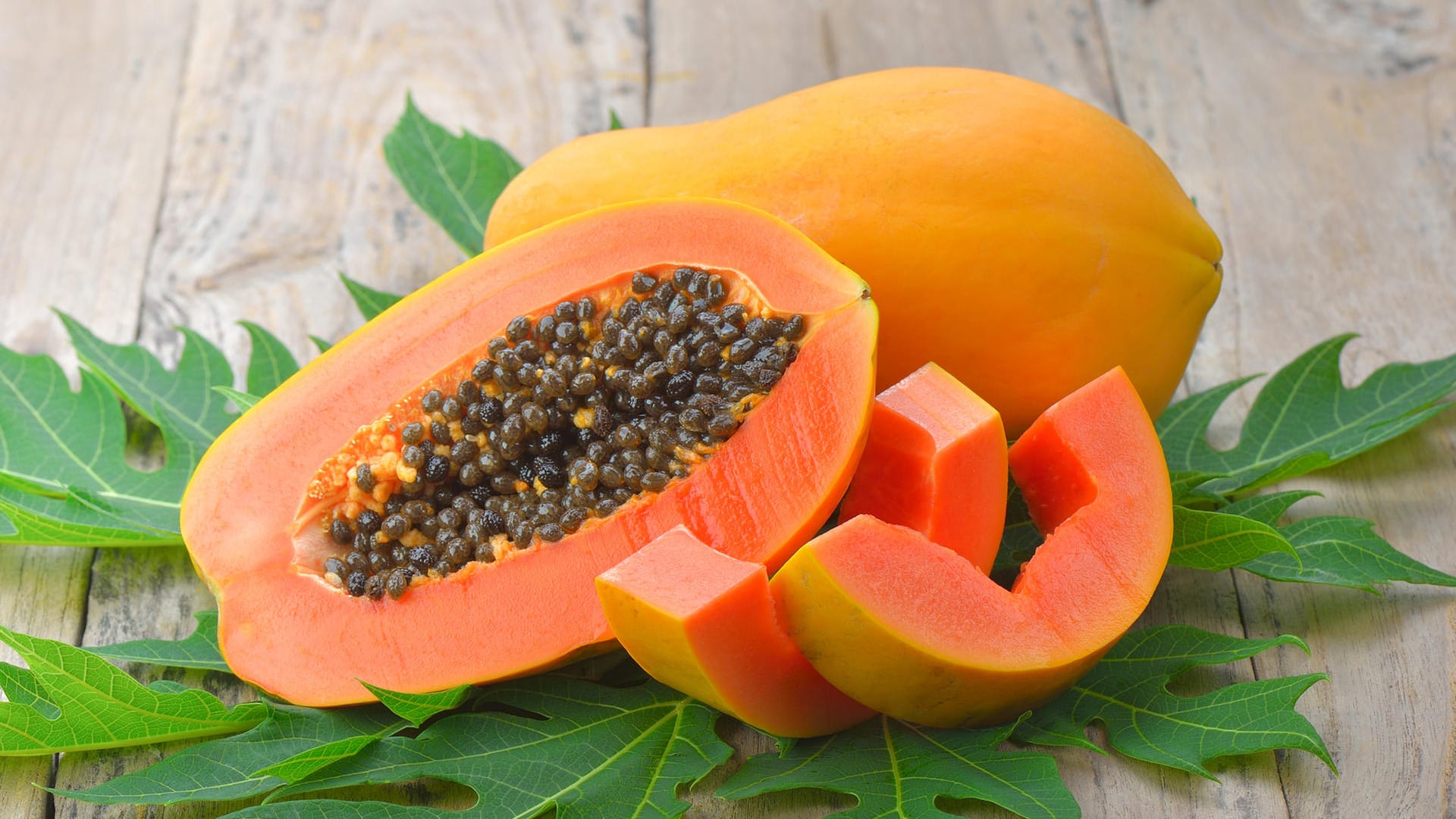 Papaya: Es gibt verschiedene Möglichkeiten, in den Genuss des leckeren Fruchtfleischs zu kommen.