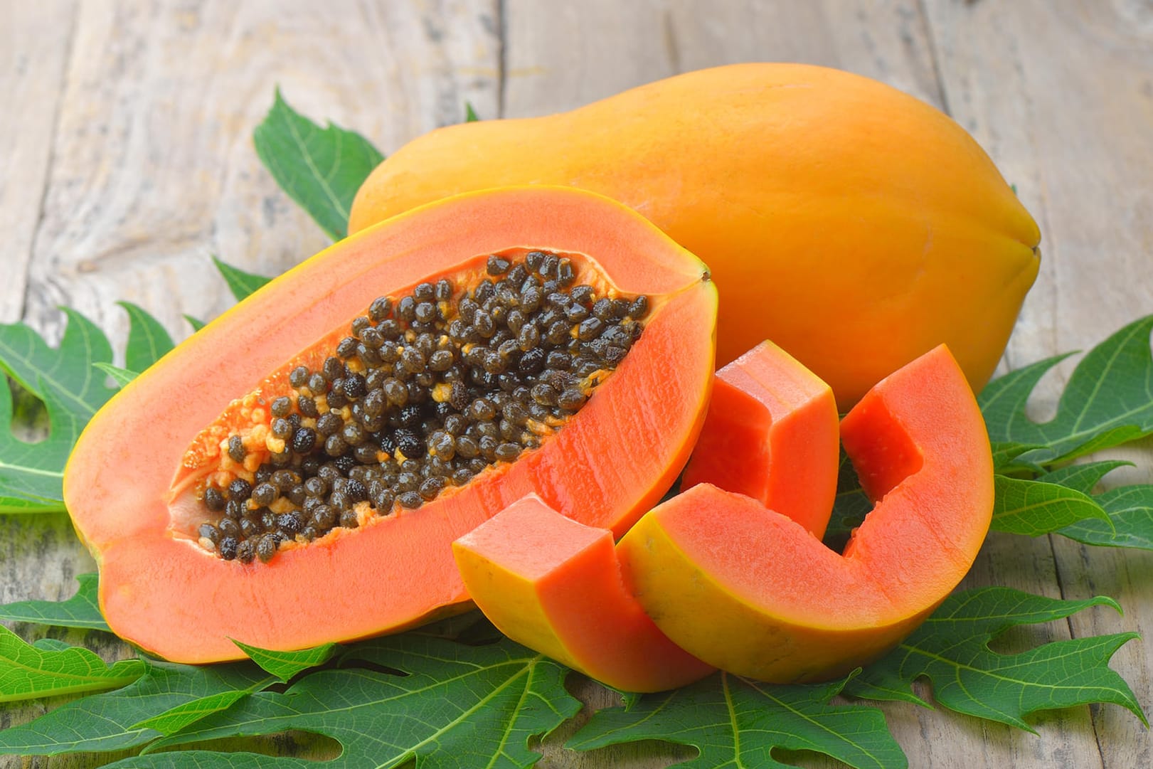 Papaya: Es gibt verschiedene Möglichkeiten, in den Genuss des leckeren Fruchtfleischs zu kommen.