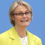 Anja Karliczek (CDU) spricht: Die Bildungsministerin hat die Preise verliehen.
