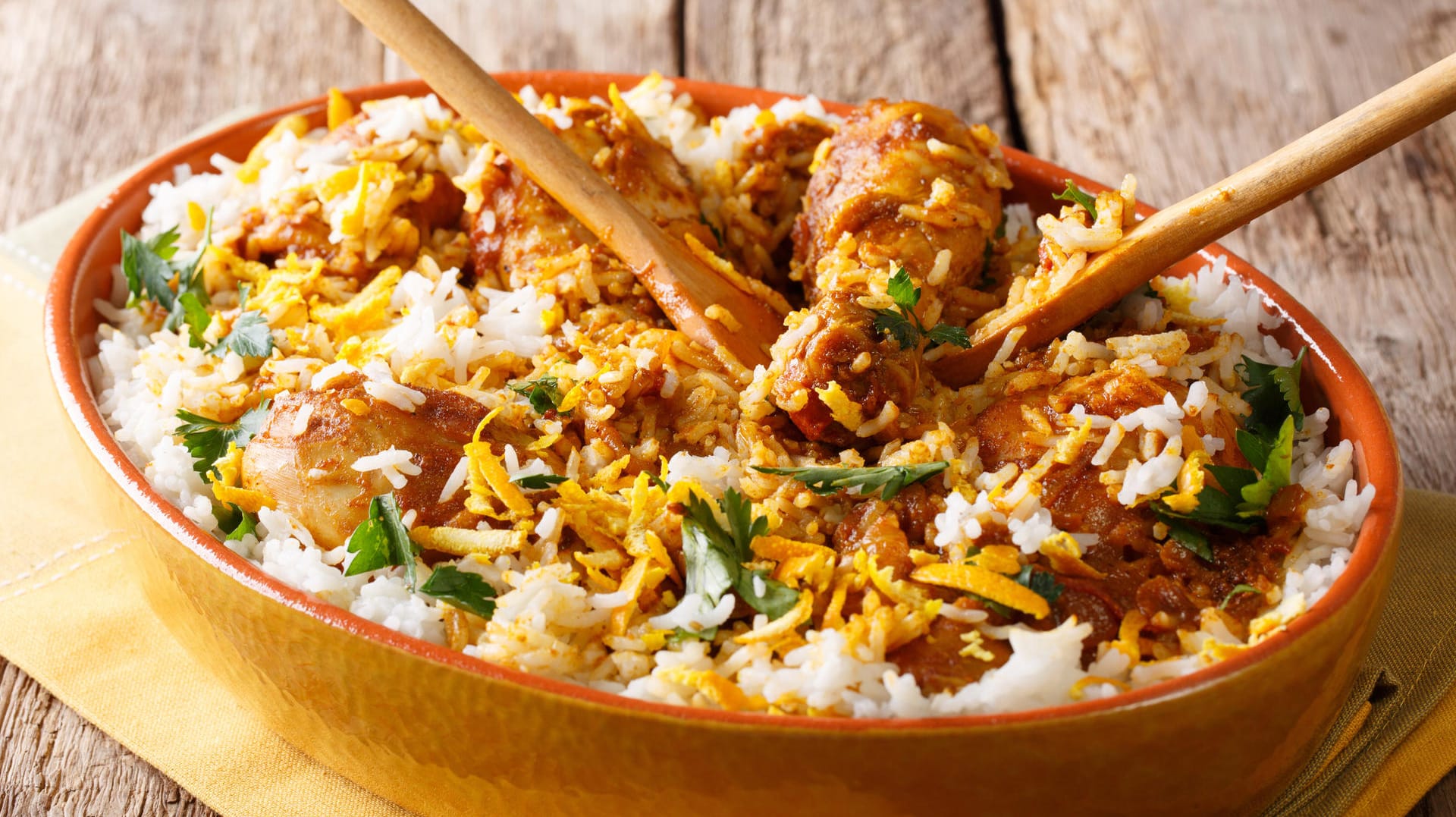 Dum Biryani: Bei dieser Zubereitungsvariante werden Reis und Fleisch langsam bei geringer Hitze gegart.