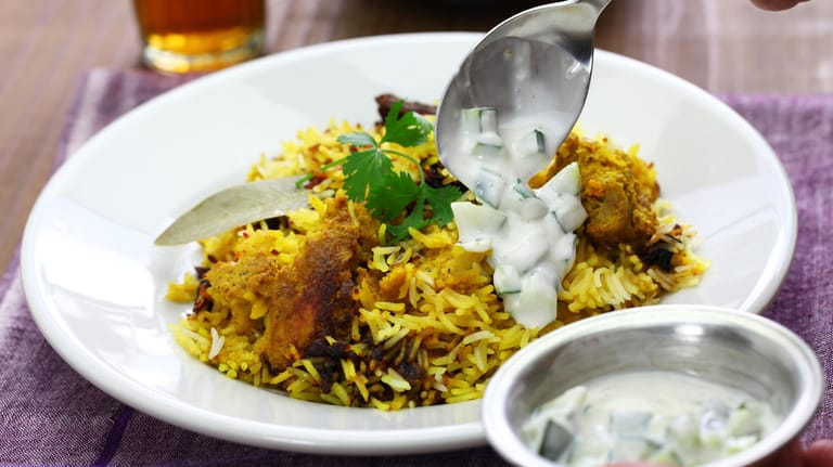 Hyderabadi Biryani: Das Biryani aus Hyderabad im Süden Indiens erhält seine Farbe durch den verwendeten Safran und zählt zu den bekanntesten Varianten des Gerichts.