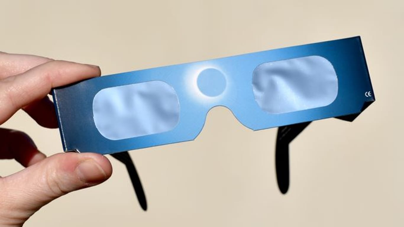 Sonnenfinsternis-Brillen haben spezielle Filterfolien, die die Augen schützen.