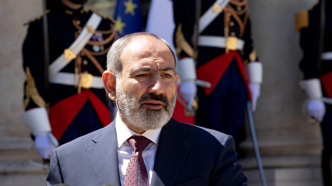 Nikol Paschinjan beim Besuch im Elysée-Palast in Paris: Der Armenische Regierungschef will mit Aserbaidschan Kriegsgefangenen gegen seinen eigenen Sohn tauschen (Archivfoto).