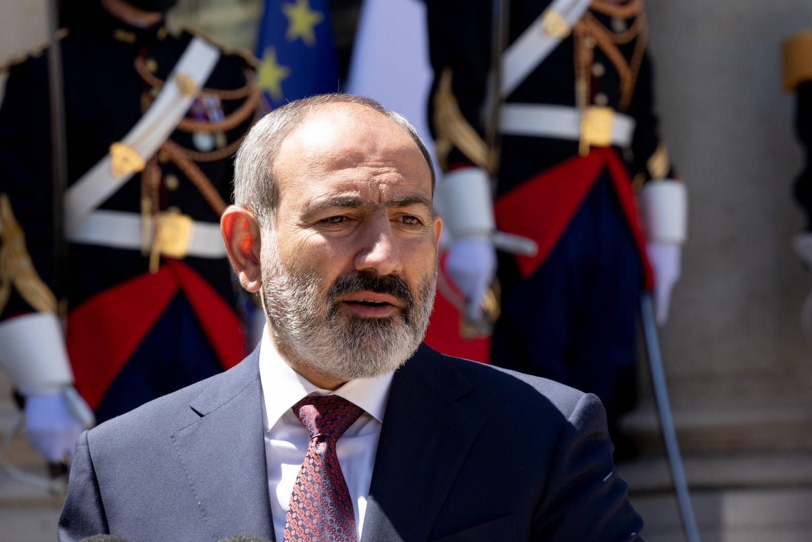 Nikol Paschinjan beim Besuch im Elysée-Palast in Paris: Der Armenische Regierungschef will mit Aserbaidschan Kriegsgefangenen gegen seinen eigenen Sohn tauschen (Archivfoto).