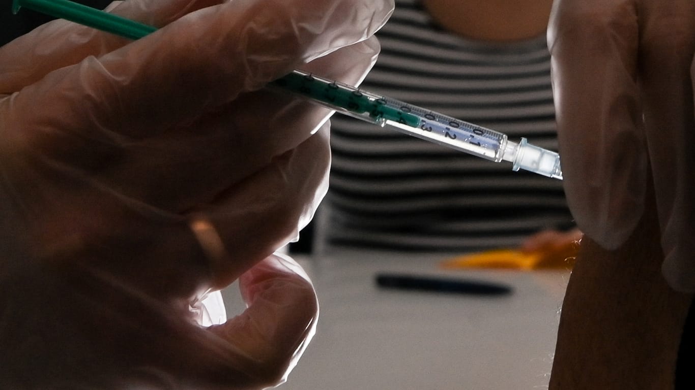 Corona-Impfung in einer Hausarztpraxis: Ein Kampagnenvideo mit einem Berliner Mediziner wurde nun von der Bundesregierung zurückgezogen.