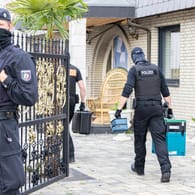 Polizisten betreten die Villa der Familie in Leverkusen, nachdem sie diese im Morgengrauen gestürmt hatten.