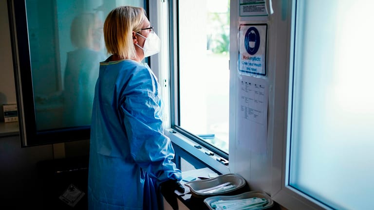 Mannheim: Eine Mitarbeiterin eines Bordells steht an einem Fenster: In der Einrichtung werden Coronatests durchgeführt.