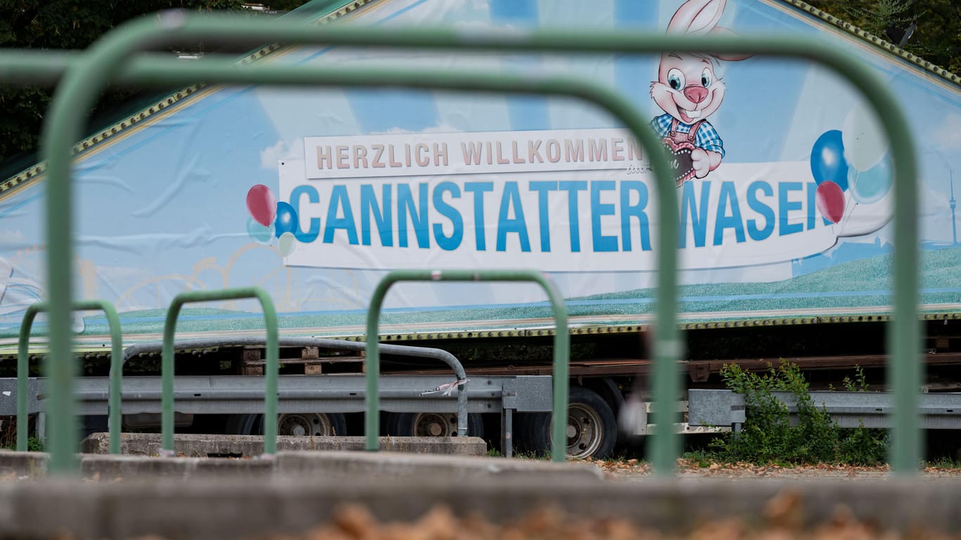 Ein Bauteil mit der Aufschrift "Herzlich Willkommen Cannstatter Wasen": Das Cannstatter Volksfest in Stuttgart fällt erneut aus.