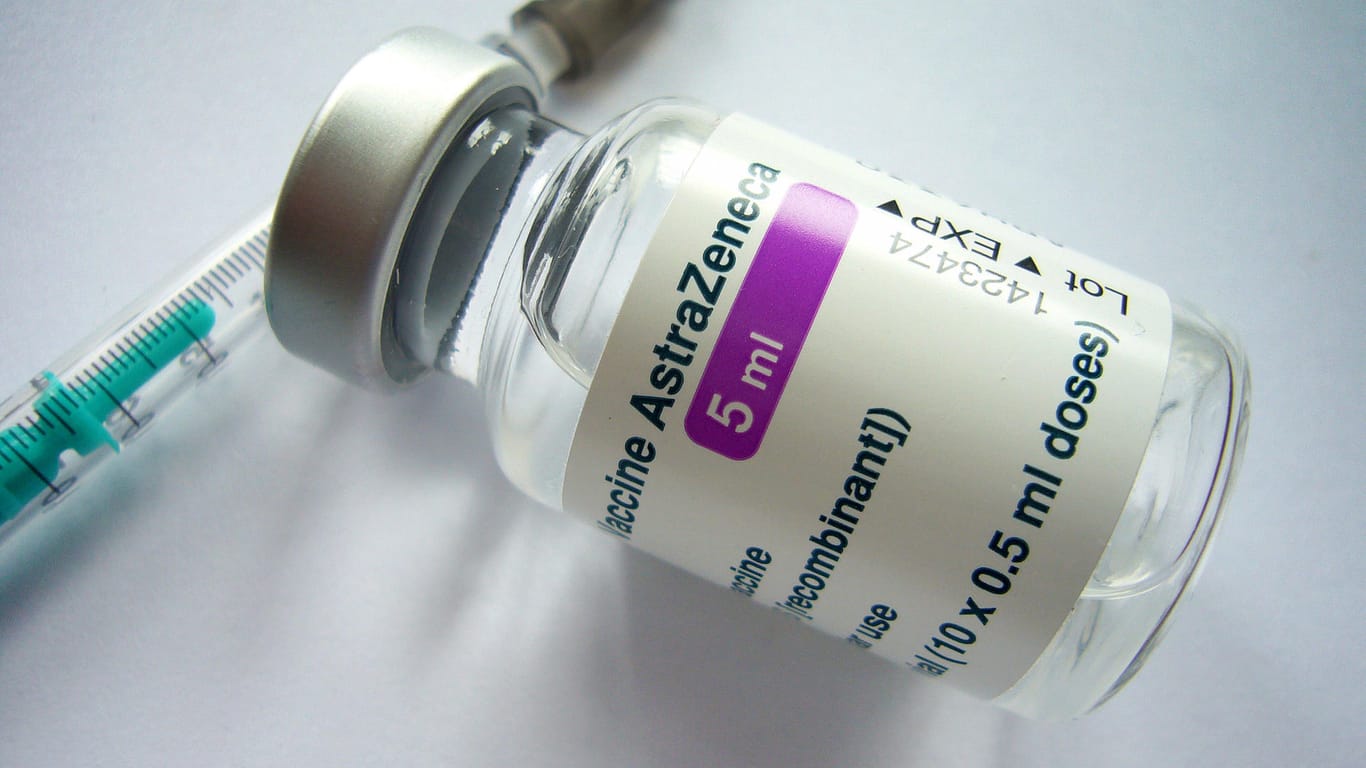 Eine Spritze und eine Flasche mit dem Impfstoff von Astrazeneca (Symbolbild): NRW erhält 20.000 Dosen des Stoffes aus Schleswig-Holstein.