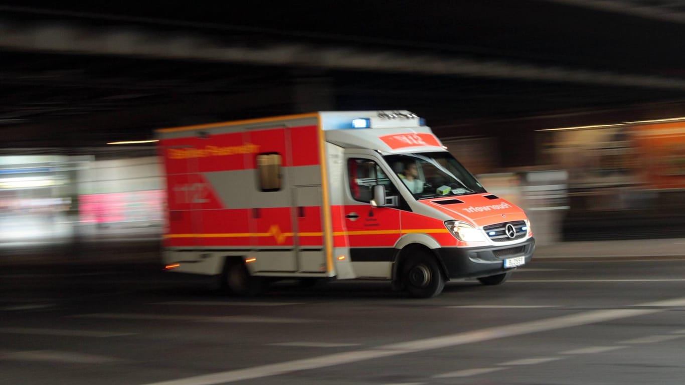 Ein Rettungswagen bei der Fahrt (Symbolbild): Passanten hatten das Baby auf einer Wiese entdeckt.