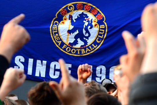 Das englische Sextett um den FC Chelsea zahlt Millionen für Fußball-Projekte.