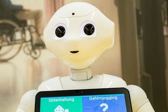 Auch Roboter, wie Pepper, kommen zunehmend im Pflegebereich und Krankenhäusern zum Einsatz.