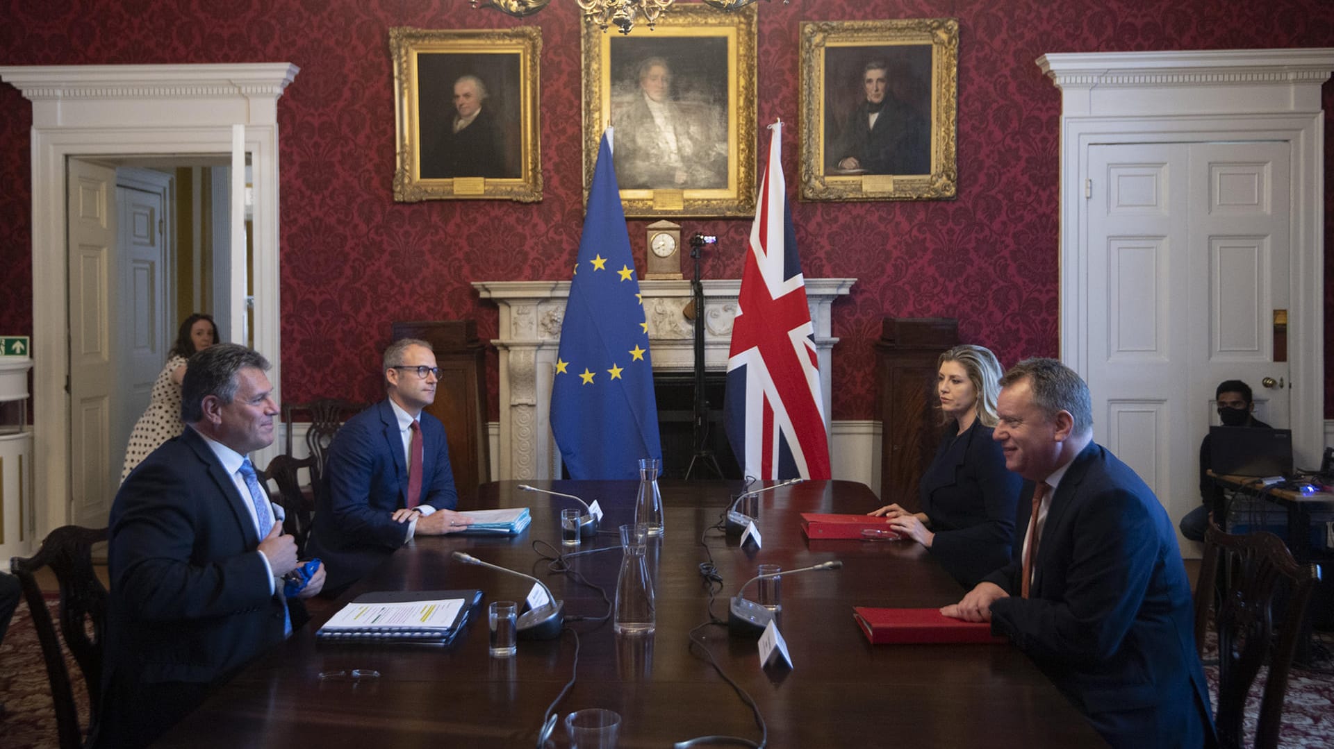 Umstrittenes Nordirland-Protokoll: In London beraten v.r. Brexit-Minister David Frost und Schatzkanzlerin Penny Mordaunt für die britische Seite, sowie Brexit-Verhandler Richard Szostak und Kommissionsvize Maros Sefcovic für die europäische Seite.