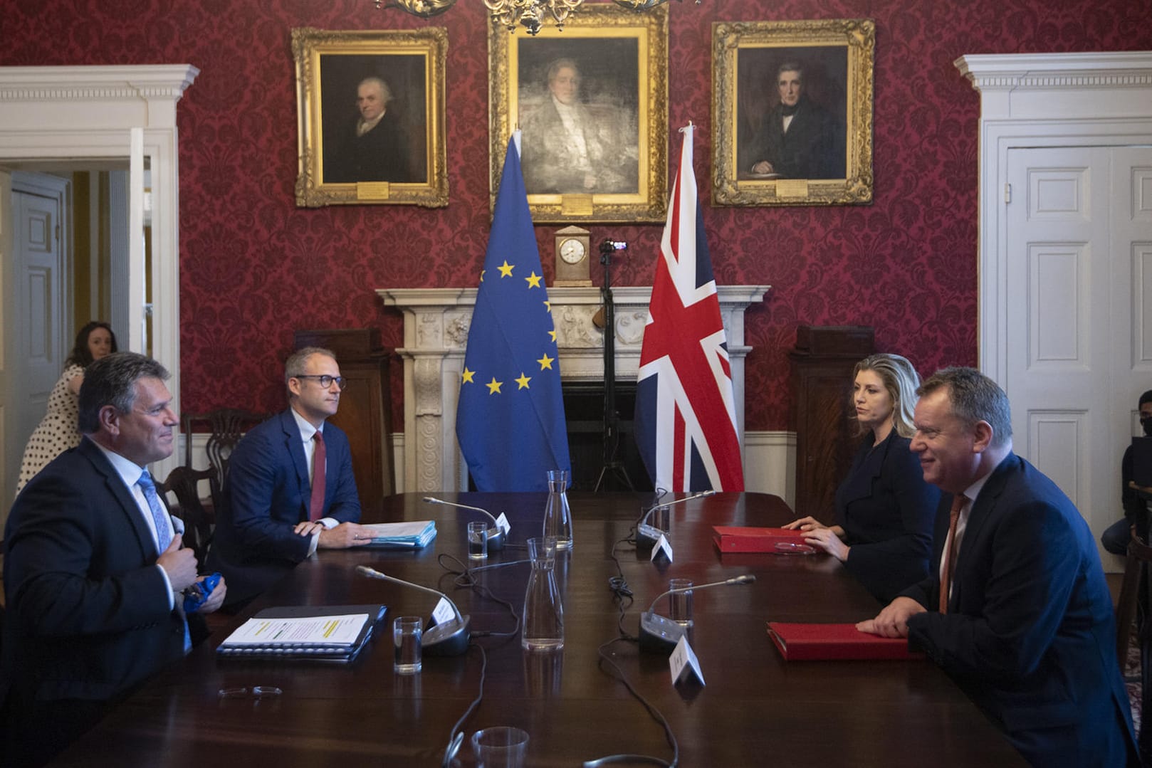 Umstrittenes Nordirland-Protokoll: In London beraten v.r. Brexit-Minister David Frost und Schatzkanzlerin Penny Mordaunt für die britische Seite, sowie Brexit-Verhandler Richard Szostak und Kommissionsvize Maros Sefcovic für die europäische Seite.