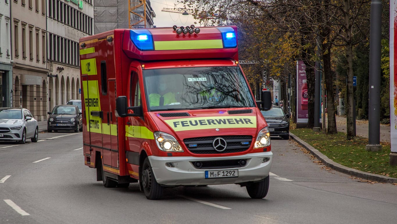 Ein Rettungswagen der Münchner Feuerwehr: Ein Mann war von einem Dach gestürzt.